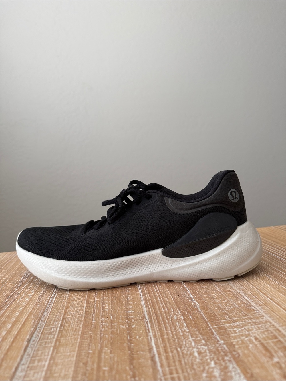 lululemon beyondfeel Men’s Black and White Running Sneakers - US 10